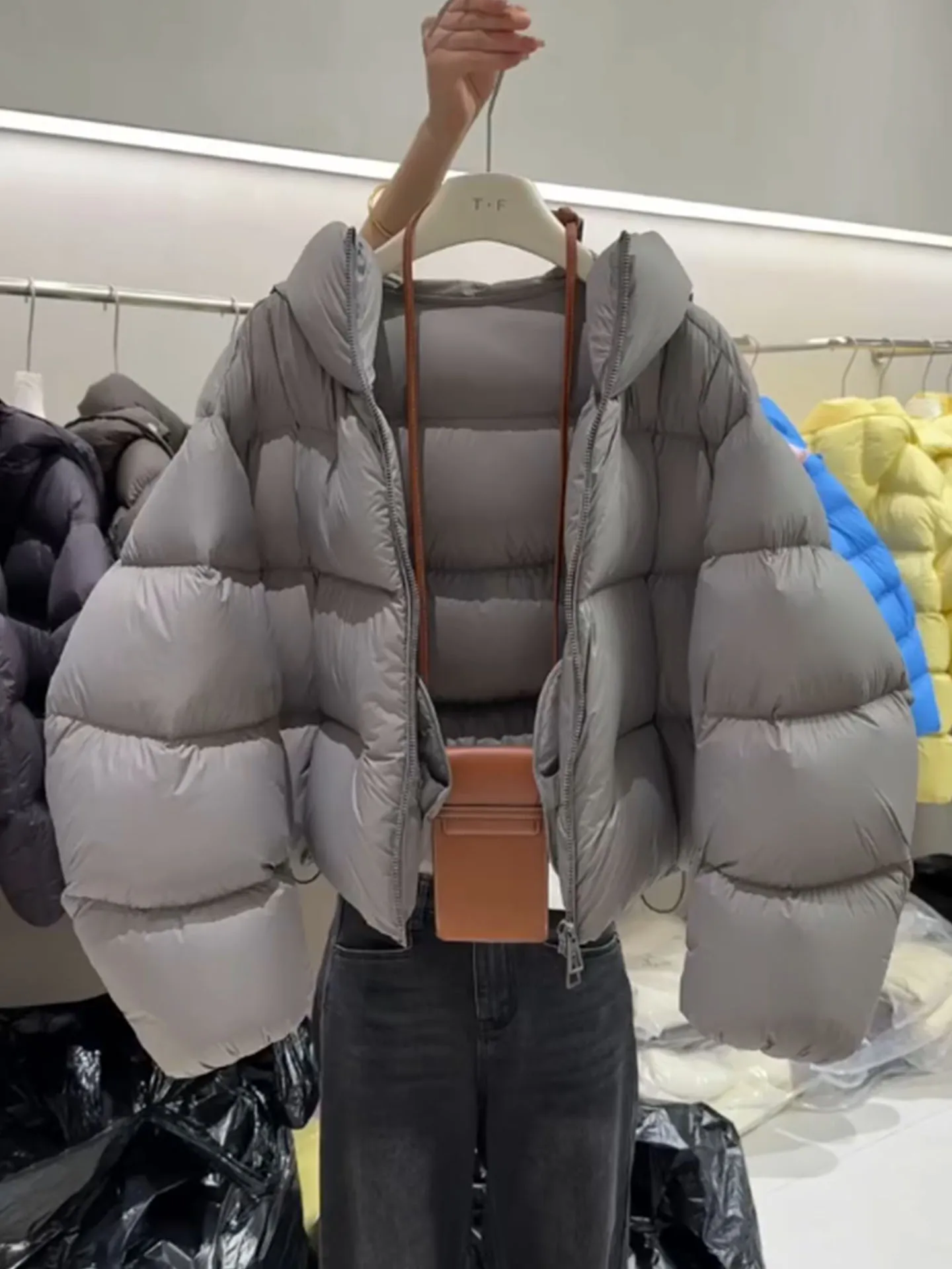 

Mat ey ell ort Женская пуховая куртка 2025, новое зимнее пушистое пальто для хлеба, верхняя одежда небольшого размера, полиэстер с высокой талией F...