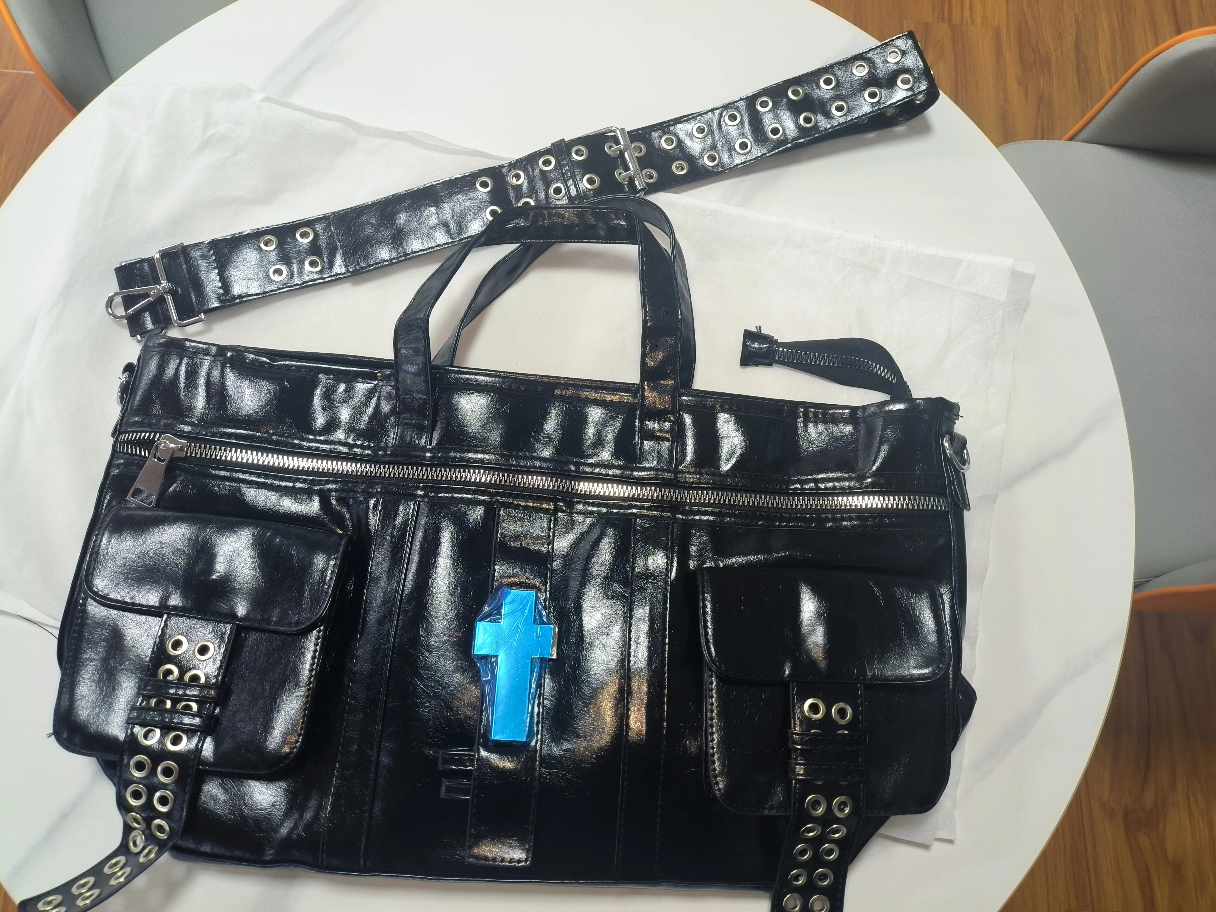 Vintage Distressed Tote Bag mit Kreuznieten, Große Unisex Umhängetasche, Reißverschluss-Handtasche aus Cracked PU für Damen – Detail 8