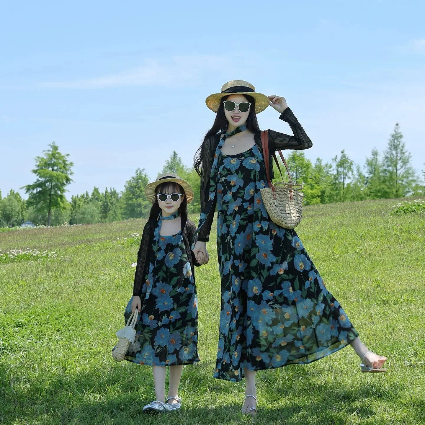 

2026 Summer Mother Daughter Matching Dresses Blue Floral Print Cami Maxi Dress Chiffon Beach Sundress for Family Vacation
