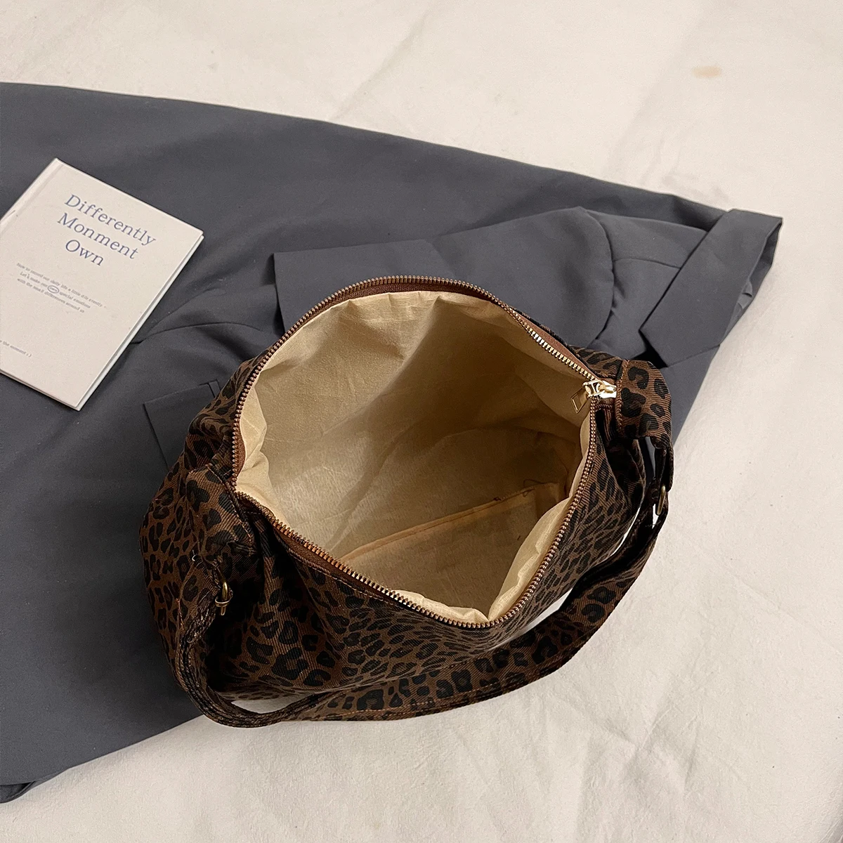 حقيبة كتف نسائية بطبعة جلد الفهد خفيفة الوزن وعالية السعة وحزام كتف قابل للتعديل وحقيبة كروس للاستخدام اليومي