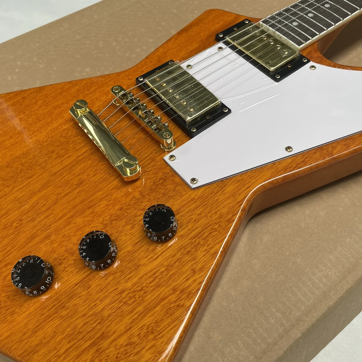 A six-string transparent yellow electricguitar with a white pickguard and gold hardware guitars.Professional performanceguitarra view 5