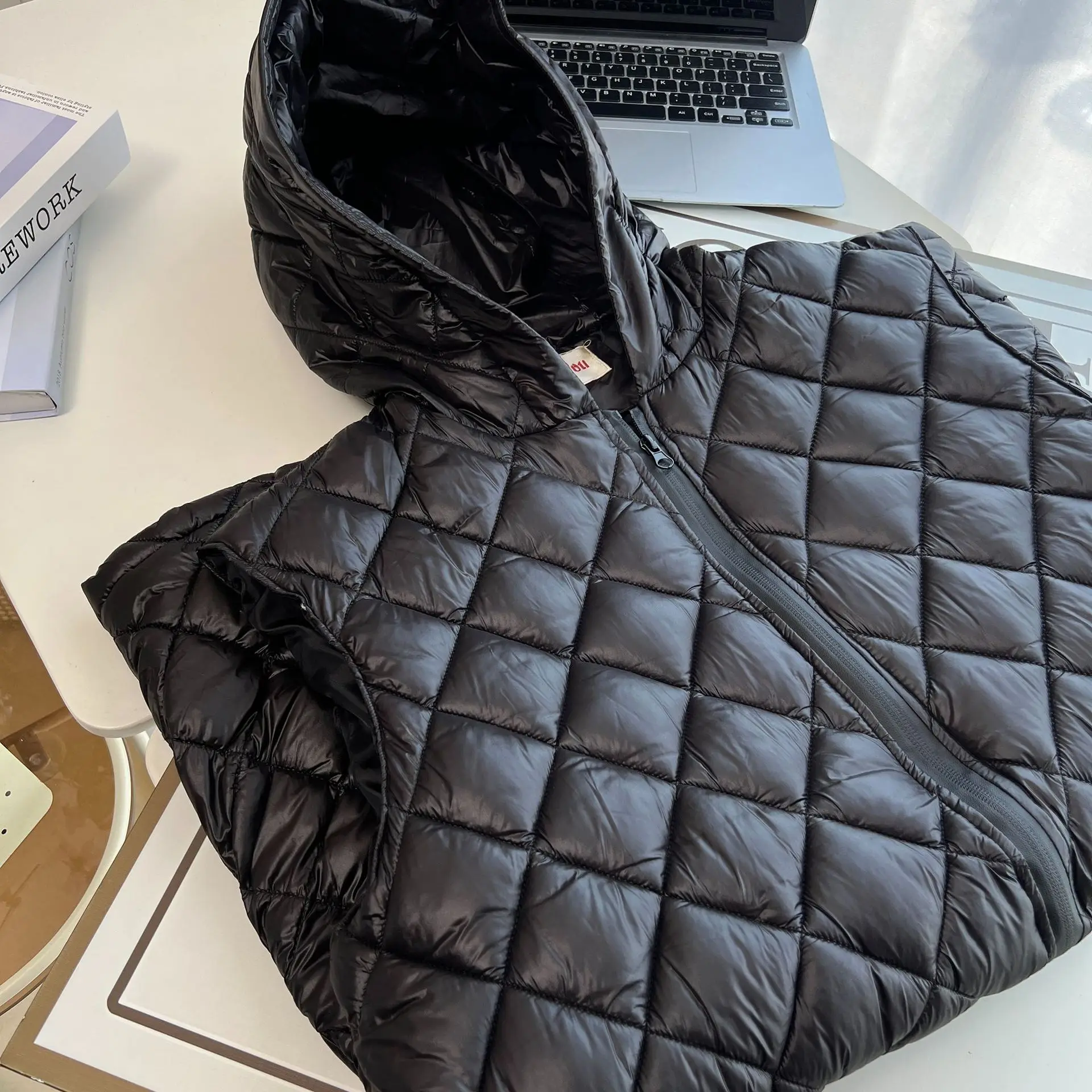 XXXXXL موضة حجم كبير سترات نسائية 2025 خريف/شتاء جديد دافئ منتصف طول مقنعين سترة مبطنة بلا أكمام صدرية 6878