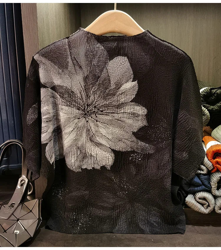 T-shirt plissettata Miyake 2025 T-shirt piega da donna estiva Design di nicchia Senso Piega Versatile stampa in rilievo Stampa floreale Top