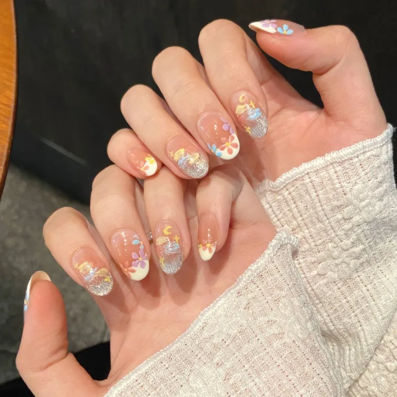 10 pezzi di unghie finte fatte a mano con linguette adesive Fiore multicolore primaverile Bella stampa sulle unghie Set Unghie artificiali corte per le vacanze