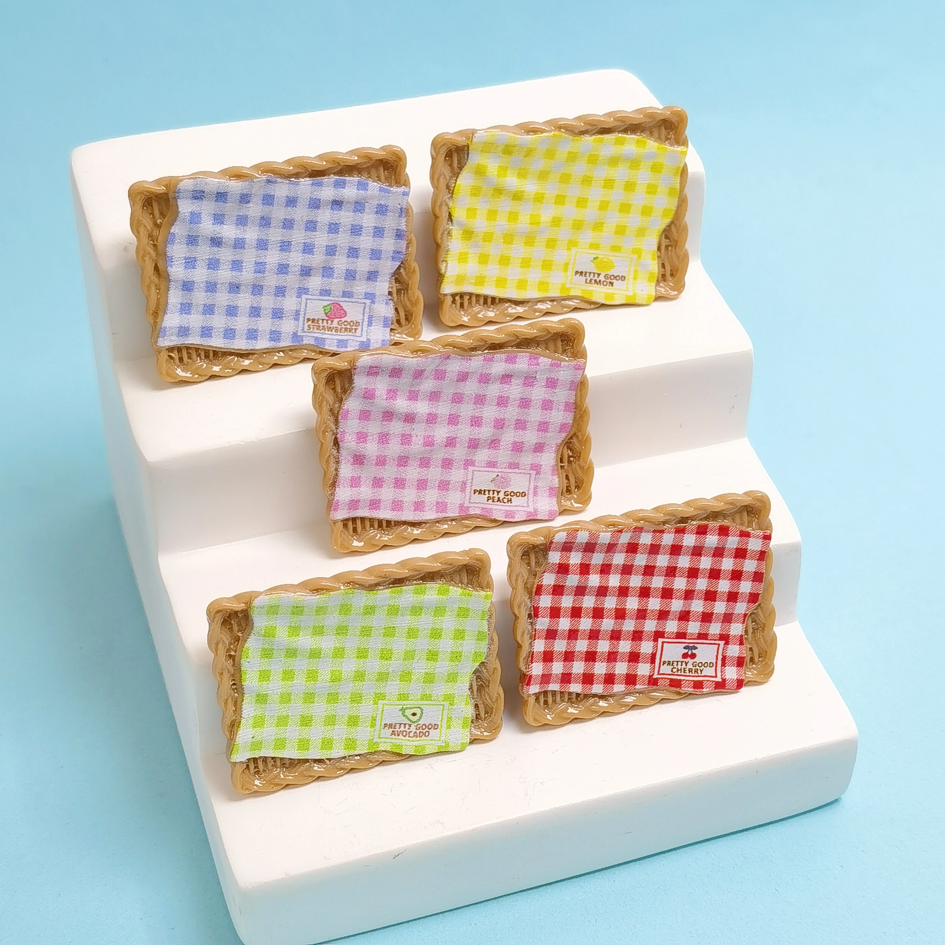 Mini Resin Plates Miniature Checkered Small Dishes DIY Dollhouse Kitchen Decor Mini Food Display Craft Supplies