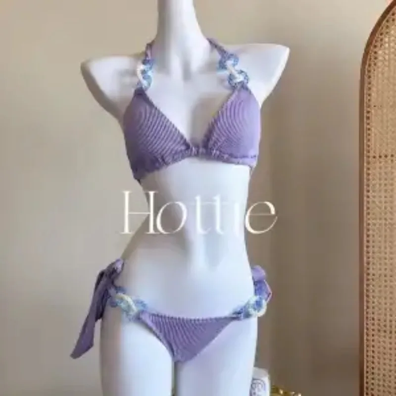 

Женский комплект бикини из 3 предметов: топ-треугольник в рубчик, украшенный стразами, и юбка-накидка