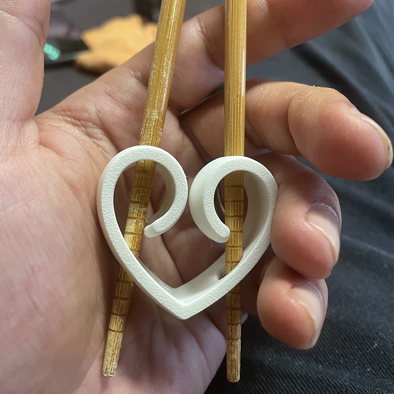 Aiutante per bacchette a forma di cuore: strumento di allenamento per principianti per raccogliere facilmente tagliatelle, sushi e altro, ausilio riutilizzabile ​