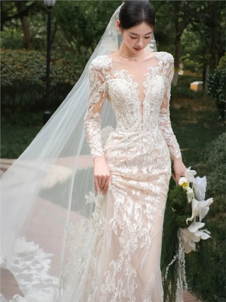 A new light luxury lace fishtail style travel photo dress with small tail for going out