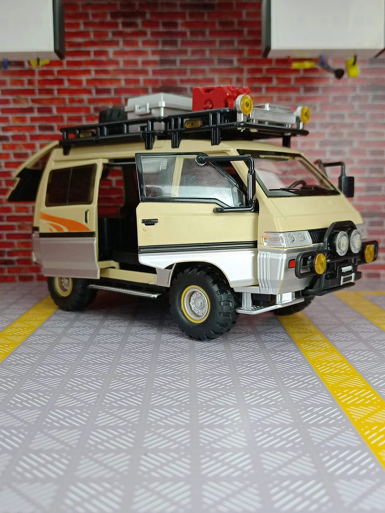 

1:24 Mitsubishi Delica Outdoor Edition Alloy Model Car Ornament Collection Door can be opened Sound and Light Return Gift