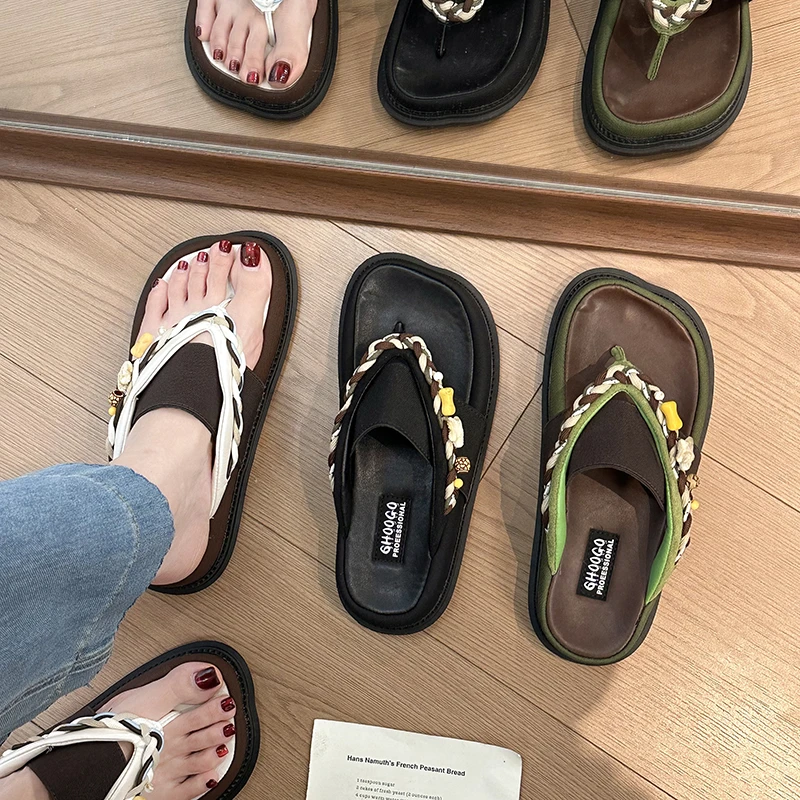 Damen Flip-Flops mit Kettenverzierung, Plateau-Sohle, Zehenclip, 3 Farben, Sommer, Freizeit, Strand, Alltag, Slip-On Schuhe
