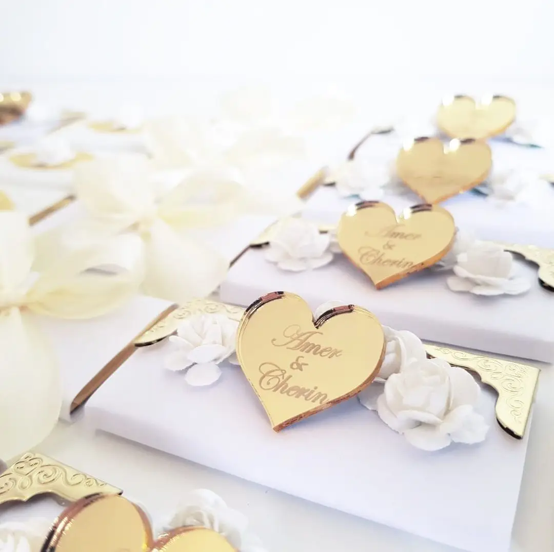 Pendentifs gravés personnalisés pour baptême de bébé, décor de coeur d\'amour, décoration de table de mariage, étiquette de faveurs, breloque à vin