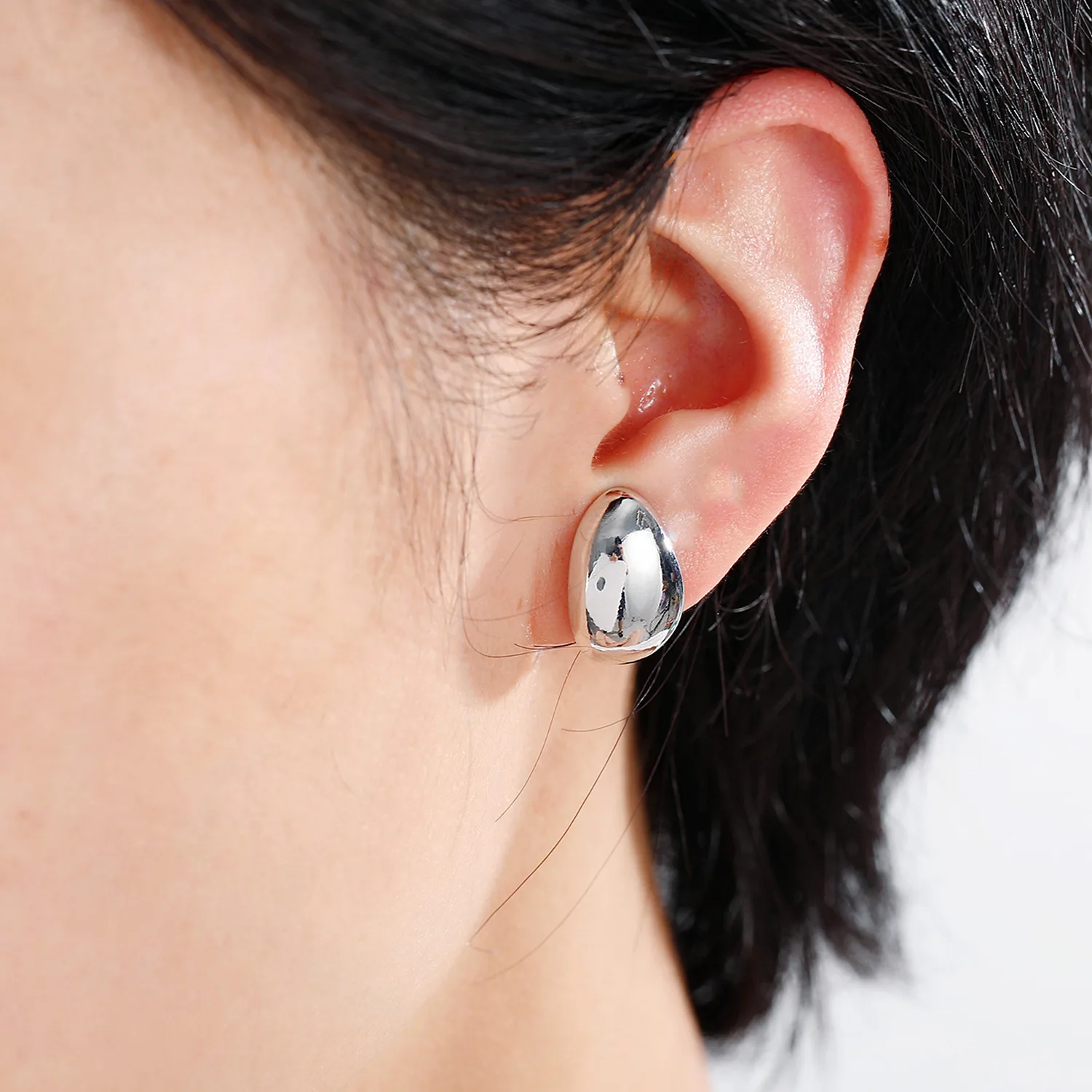 الأزياء الأوروبية الأمريكية الجديدة القرط الفرنسية الخفيفة الفاخرة النساء قطرة الماء على شكل قرط كبس الراقية الشعور بسيط السلس