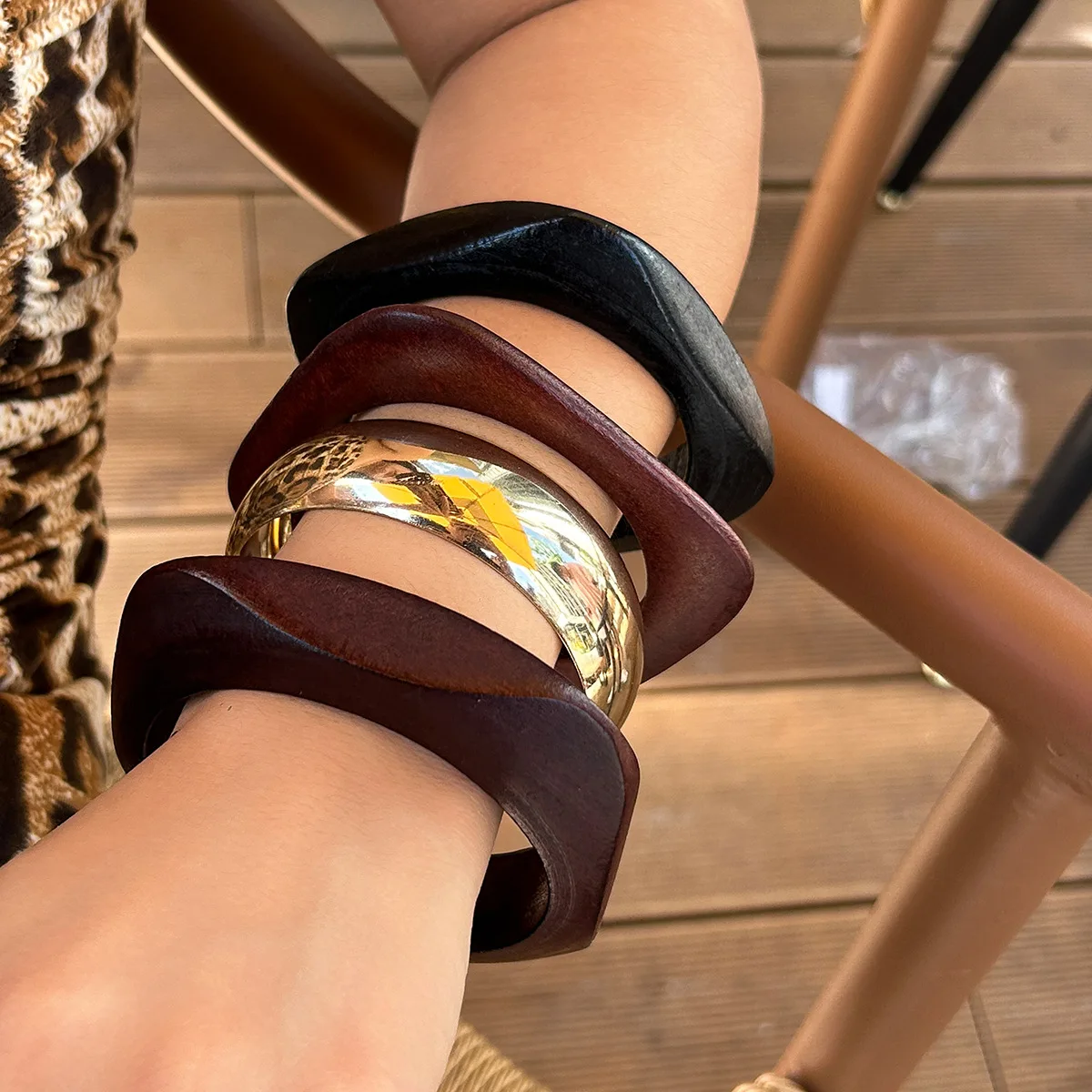 

DIEZI Retro Black Brown Wood Bangles Punk Hip Hop Men Gold Silver Color Smooth Metal Spring Bangles Women Bracelet Jewelry