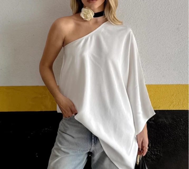 

2025 г., сексуальный дизайн, белая асимметричная тонкая короткая юбка с открытыми плечами и одним рукавом, длинным рукавом, темпераментный жилет для горячих девушек