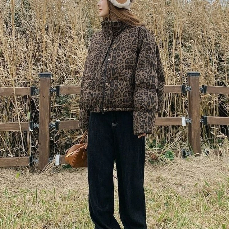 

2025 зимняя женская короткая куртка-пуховик с леопардовым принтом, свободная посадка, толстое теплое хлопковое пальто с воротником-стойкой, стиль хлеба