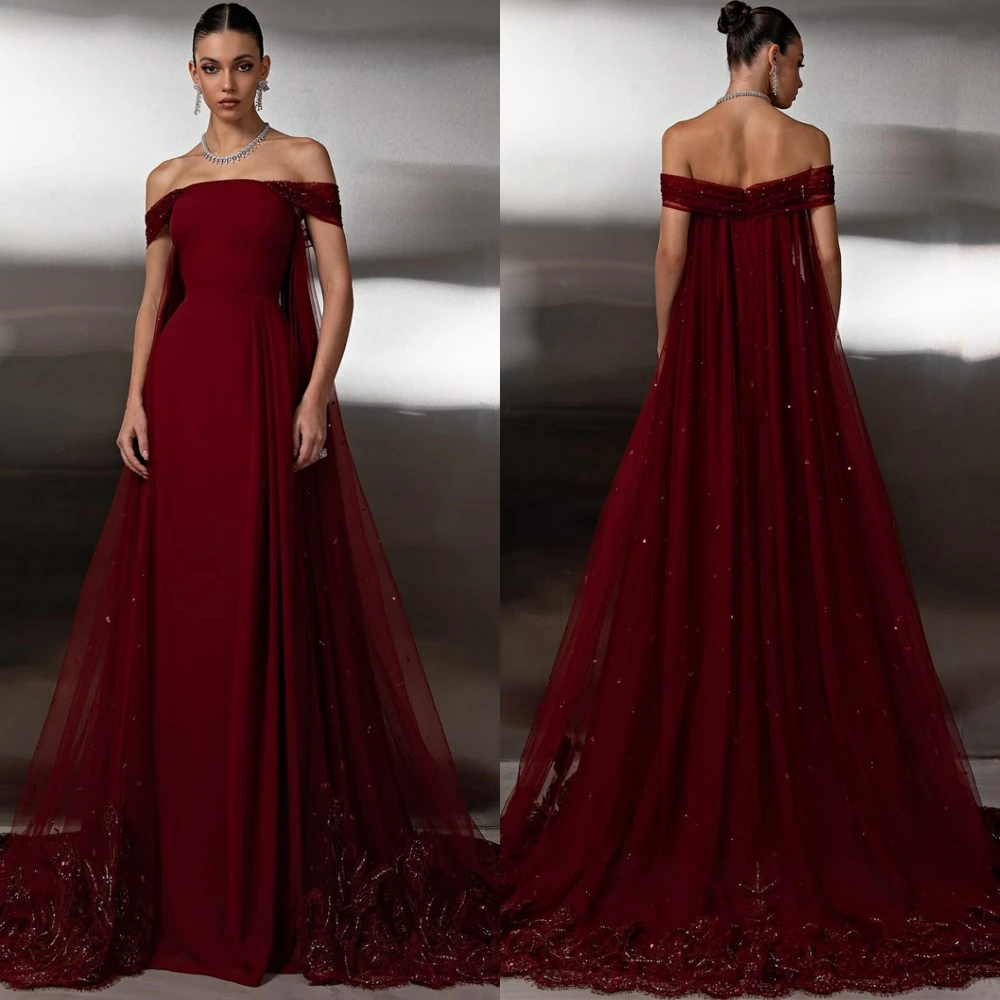 

Изящное вечернее платье с вырезом лодочкой по индивидуальному заказу. Изысканные платья для выпускного со шлейфом Ватто. Темпераментные аппликации. Платья для особых случаев.