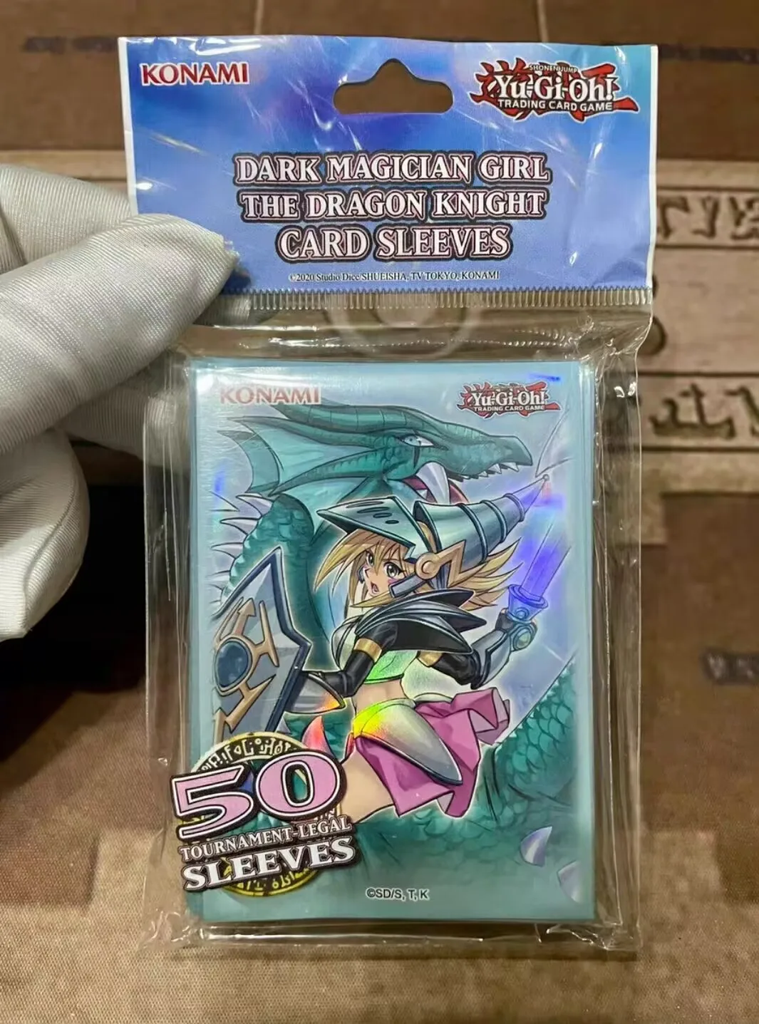 50 Fundas Protectoras para Cartas de Yugioh KONAMI Duel Monsters Dark Magician Girl the Dragon Knight, Colección Oficial Sellada