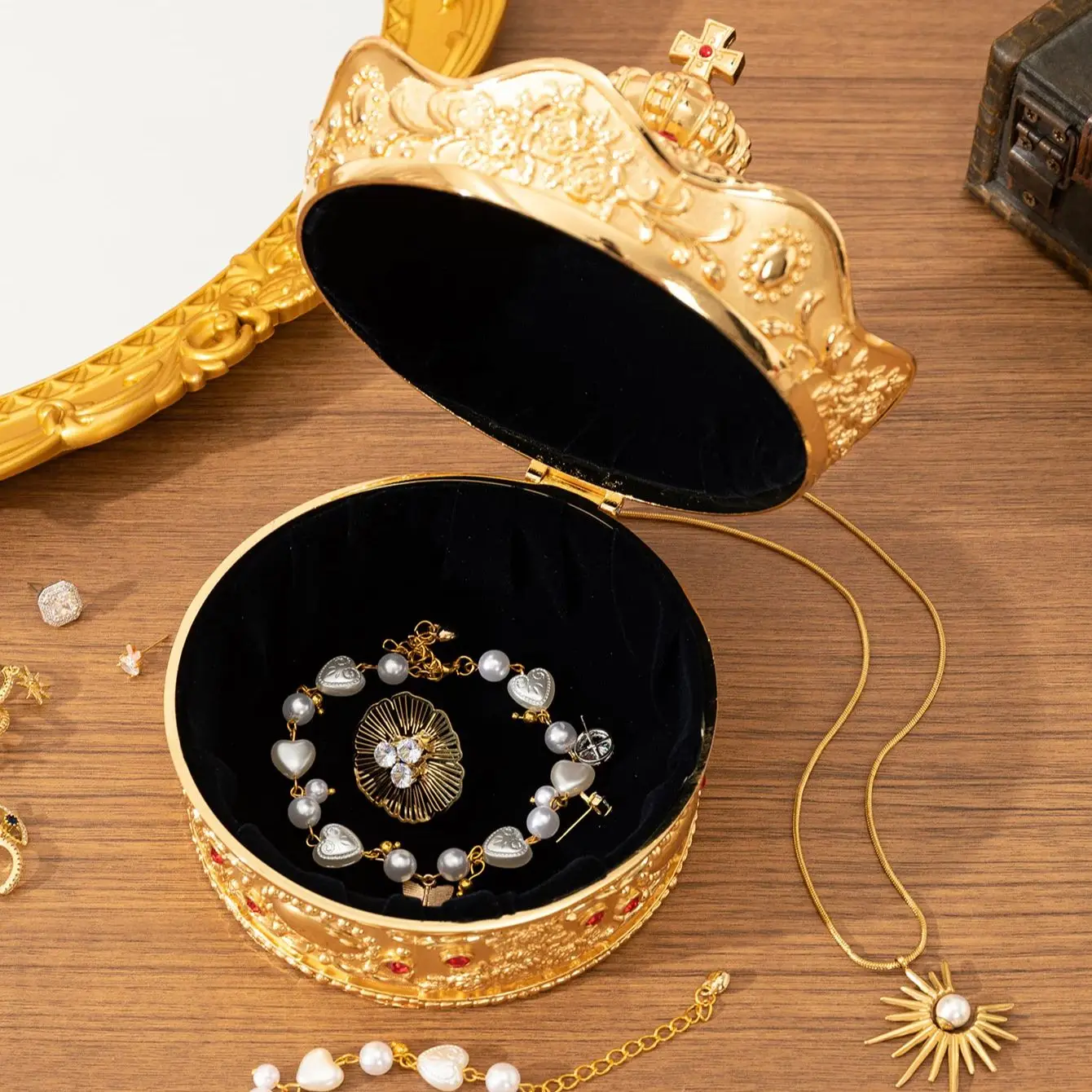 Gold large retro European crown diamond jewelry box rose carving jewelry cross storage box metal material high-end gift