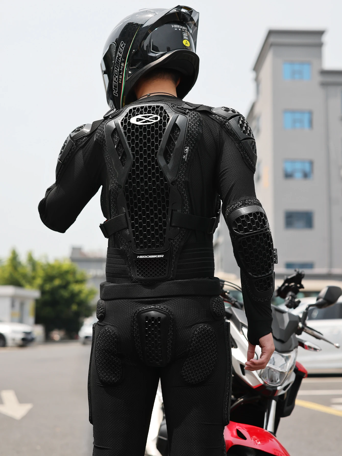 Offroad-Motorradrüstung mit Sturzschutz für Brust und Rücken, atmungsaktive und verschleißfeste Motorradjacke und -hose. – Detail 16