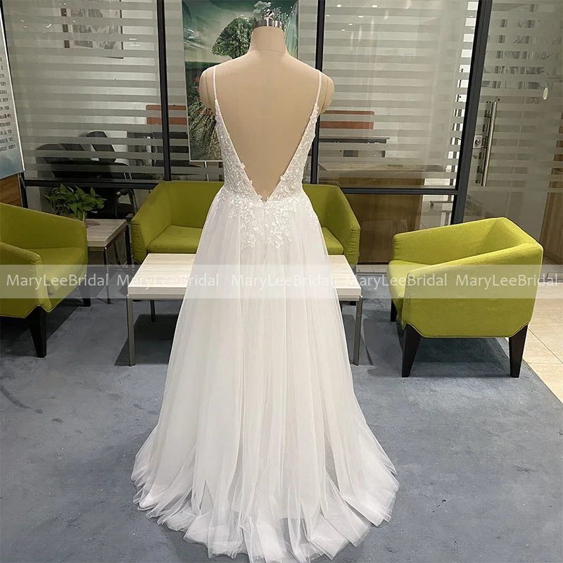 Gaun Pengantin Boho Putih Ringan Tali Spaghetti V-Neck A-line Tulle Pantai Gaun Pengantin Panjang Penuh Gaun Pengantin Terbuka Kembali