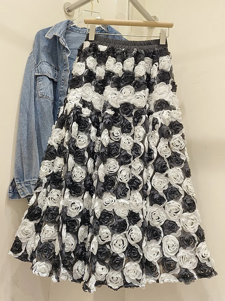 [EAM] High Elastic Waist Black White Flower Elegant A-line Half-body Skirt Women Fashion Tide New Spring Autumn 2025 1DH8547