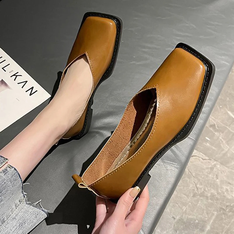 Römische Damen-Pumps mit niedrigem Absatz …
