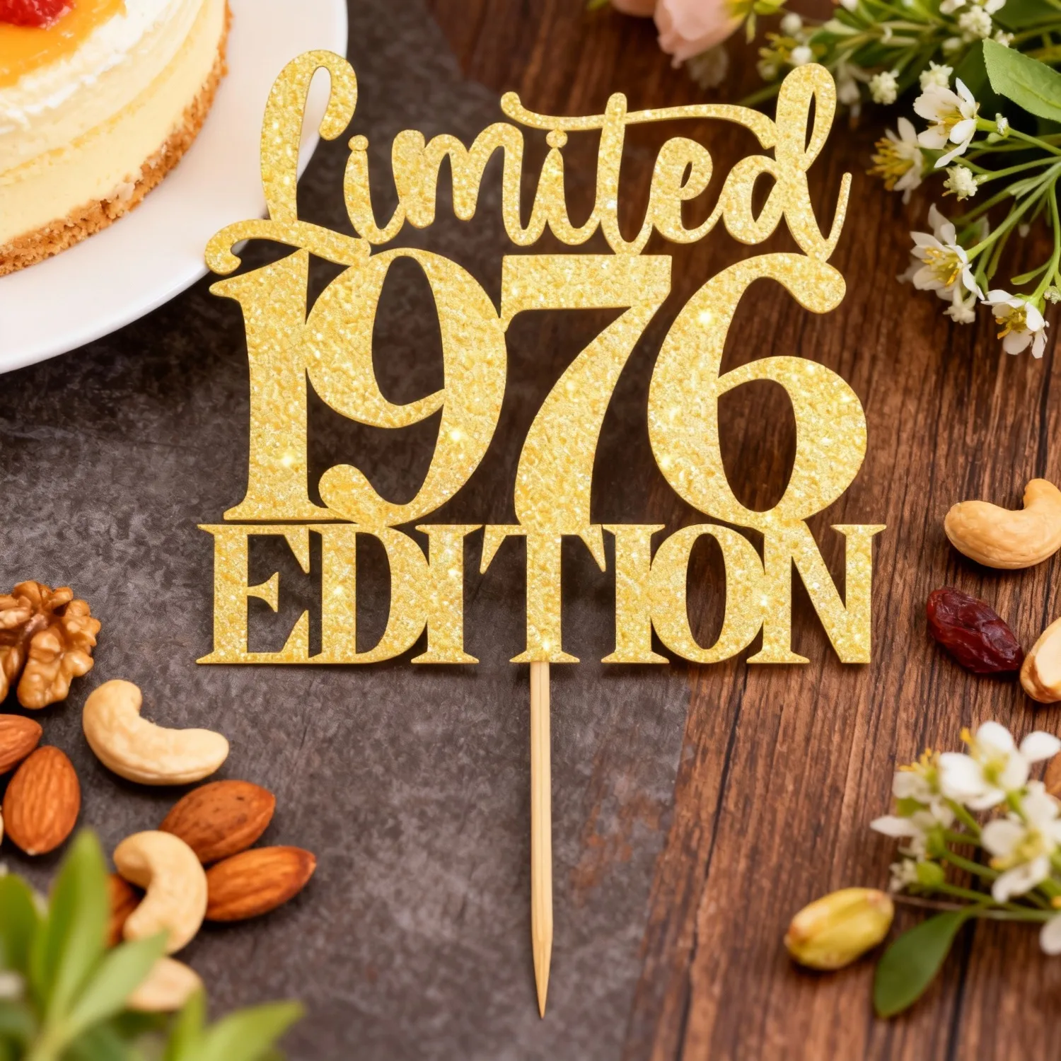 Limited EDITION 1976-Gold-Glitzer-Kuchenaufsatz zum Geburtstag, handgefertigte goldene Kuchendekoration (1 Stück), 50. Geburtstagszubereitung für Sie – Detail 3