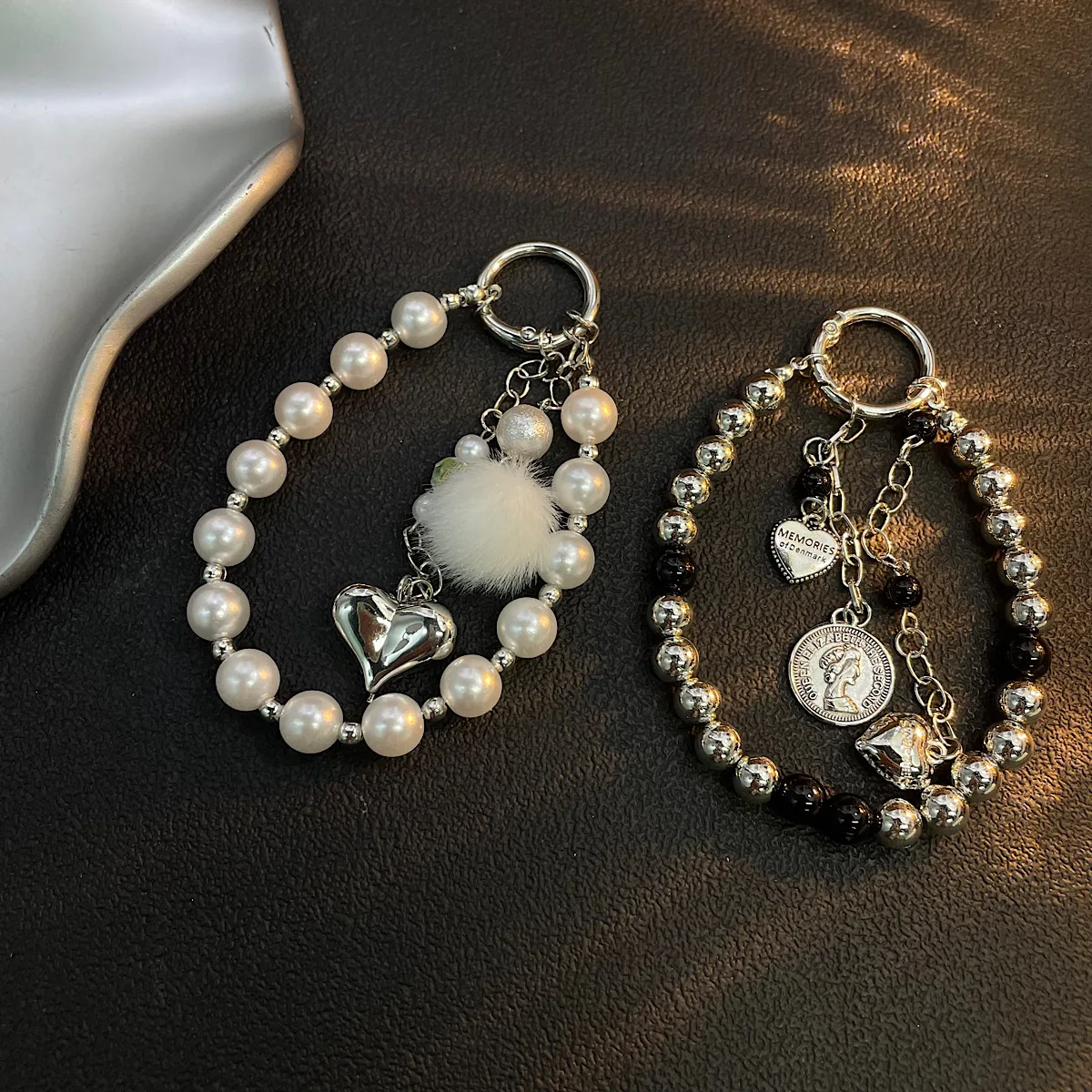 

Новый браслет из жемчужных бусин для девочек, короткий брелок-помпон с бантом, аксессуар для сумки, подвеска для чехла телефона, брелок для ключей