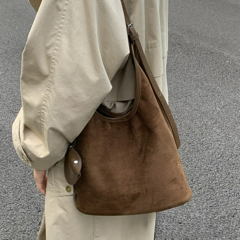 

Замшевая сумка большой вместимости, новинка 2025, женская универсальная сумка через плечо на одно плечо, повседневная и универсальная сумка-тоут