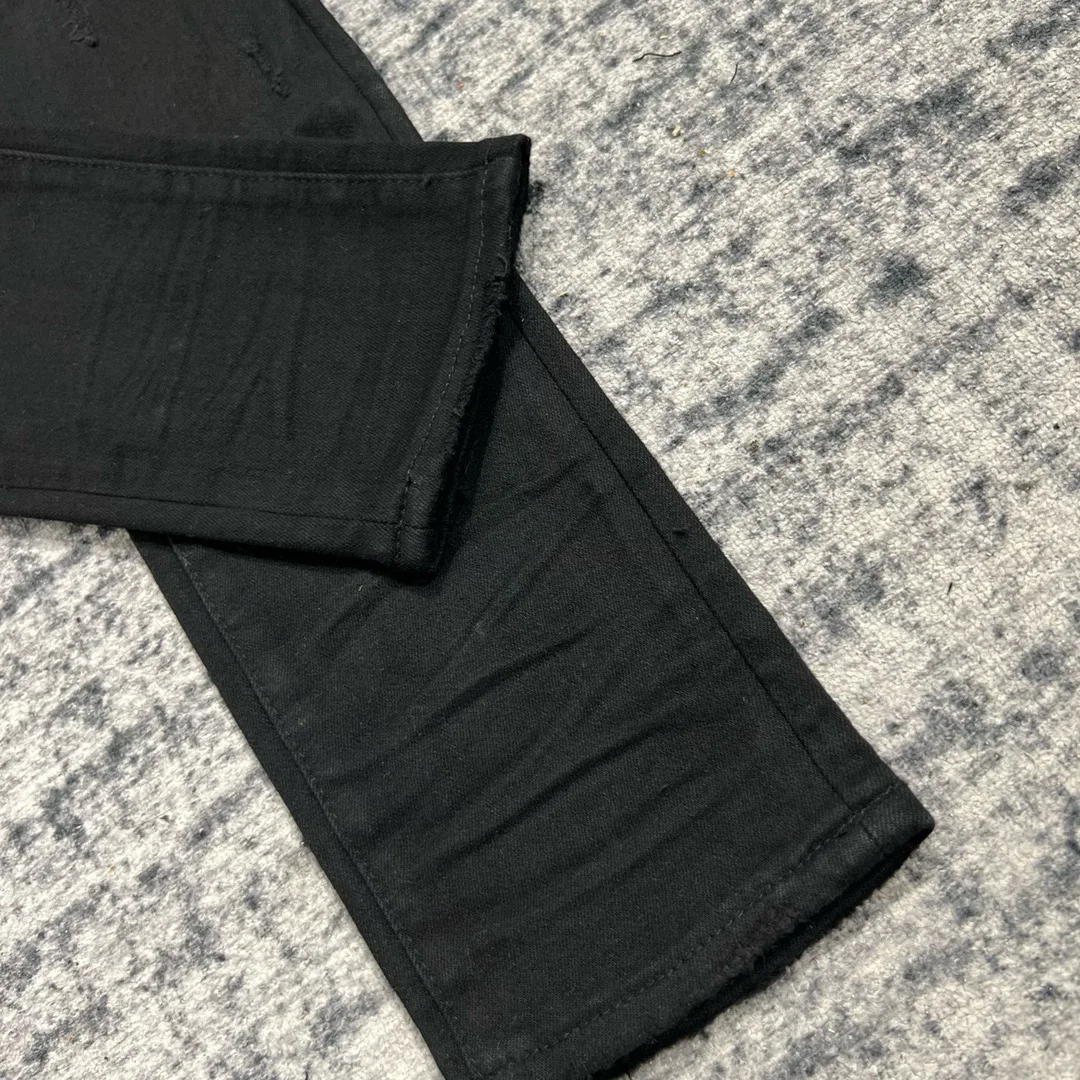 jeans negros ajustados desgastados con parche de cuero acanalado para hombre