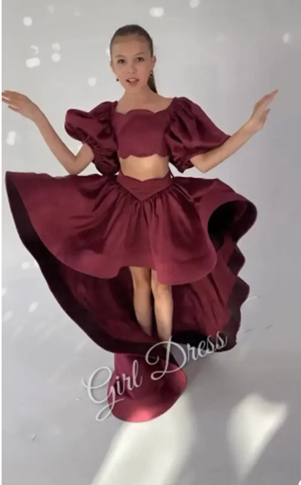 カスタマイズされた赤いフラワーガールドレス結婚式用サテン2ピースセットテール付きふくらんプリンセス子供の誕生日初聖体拝領ボールガウン