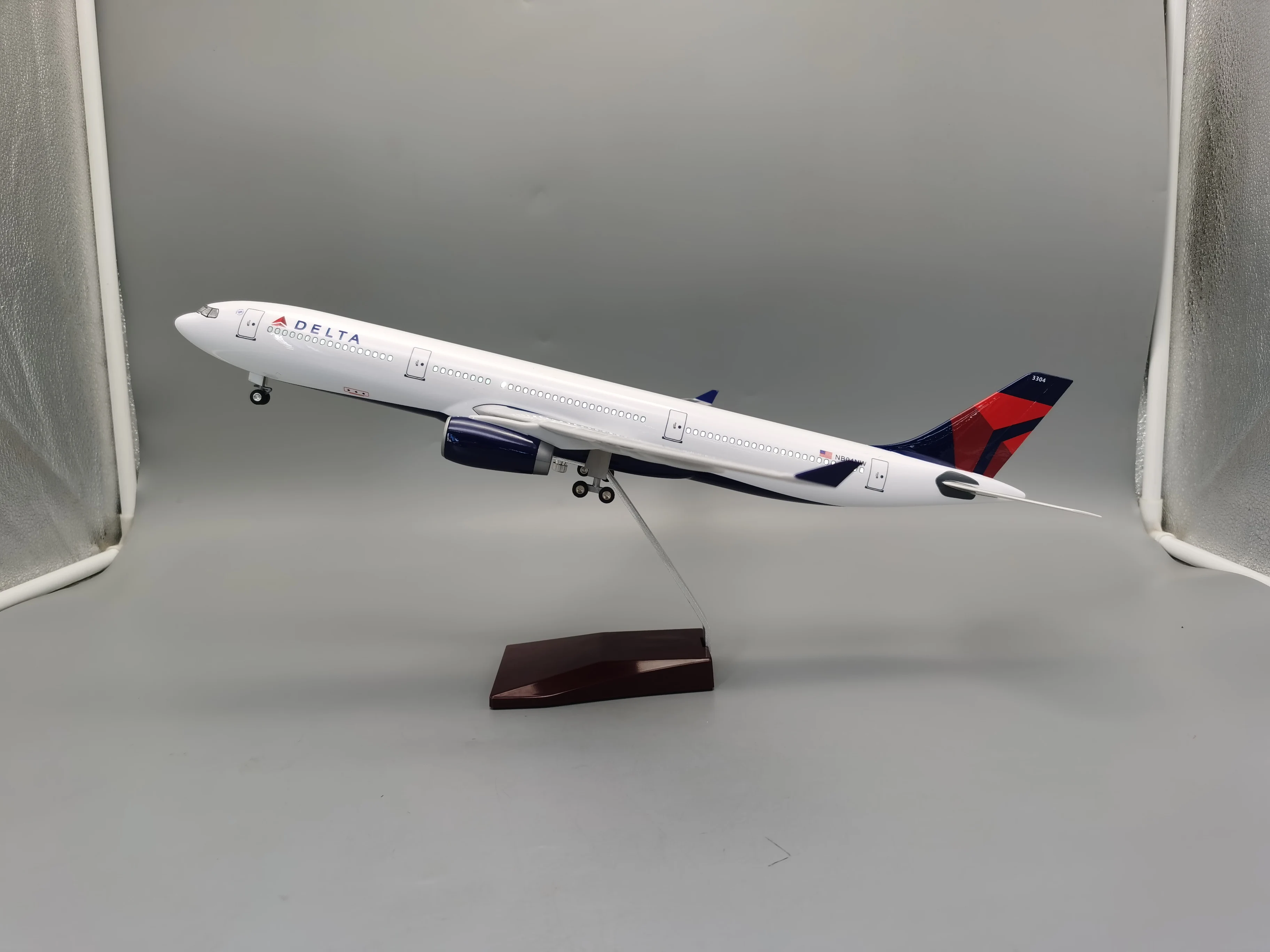 

47CM 1:135 Scale 330 A330 Model AIR DELTA Airlines Airway W Base Wheel Lights Resin Plastic Assembly Aircraft Plane Toy