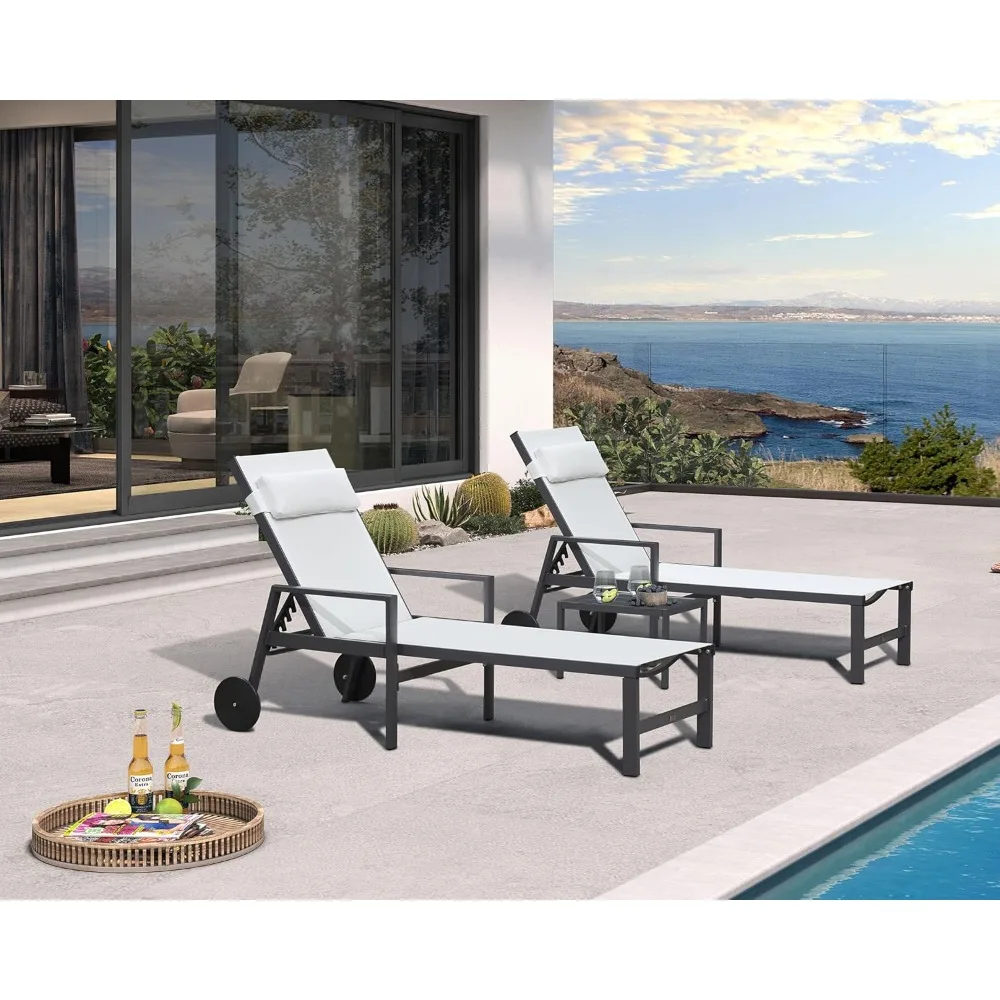 

Набор стульев для отдыха в патио из 3-х уличных шезлонгов с алюминиевым каркасом с подлокотником, боковым столиком и колесами для бассейна снаружи для загара