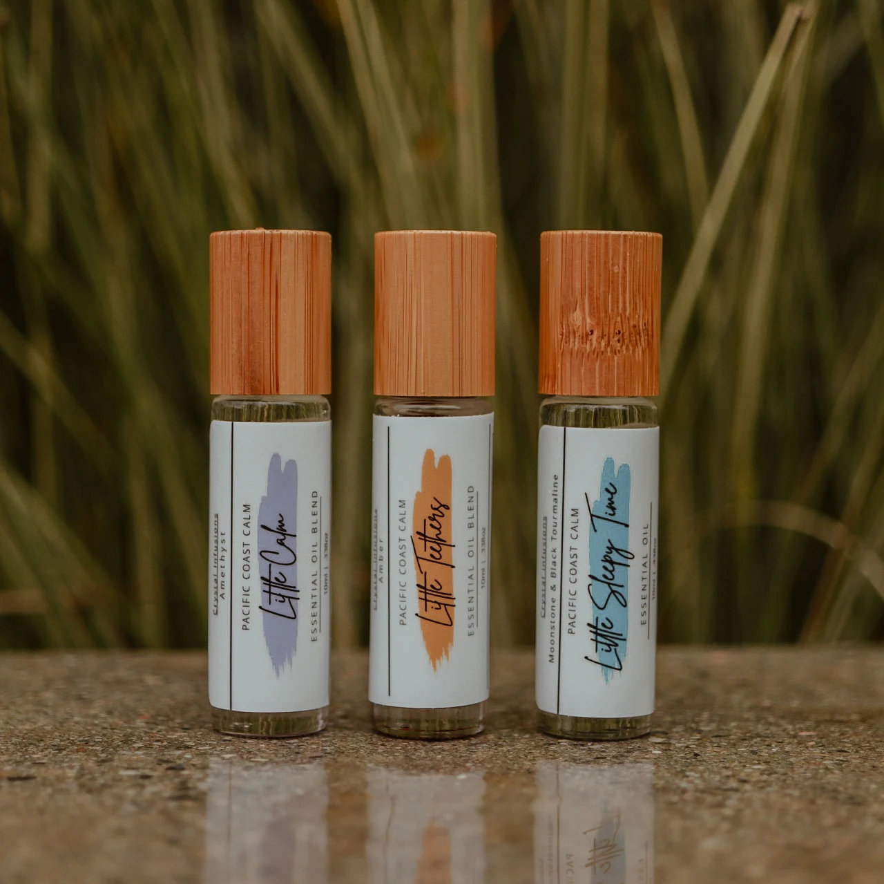 

100pcs Wholesale 10ml 15ml Transparent Refillable Glass Essential Oil Roll on Bottle with Steel Roller Ball and Bamboo Lids