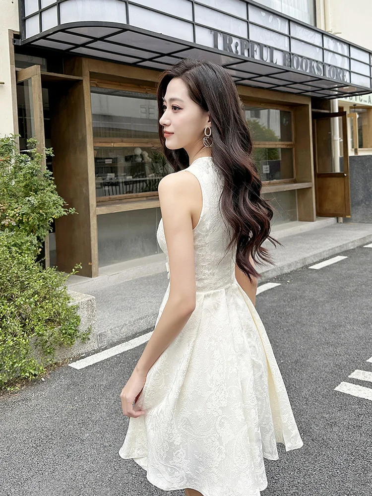 فساتين سهرة فرنسية أنيقة بمزاج اجتماعي ورقبة دائرية بدون أكمام بخصر عالٍ وفيونكة على شكل حرف a فستان قصير بطيات للنساء للصيف