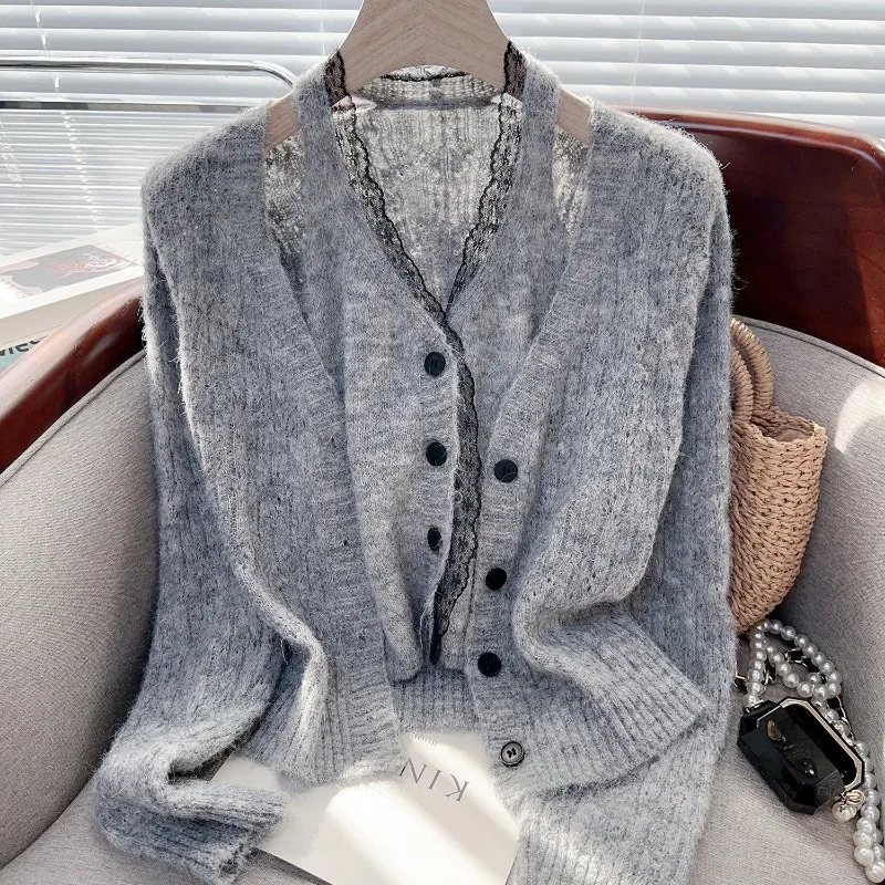 

Стильный и удобный комплект свитера с кружевной прошивкой и искусственным дизайном из двух частей. Новый весенне-осенний вязаный свитер и нишевый топ.