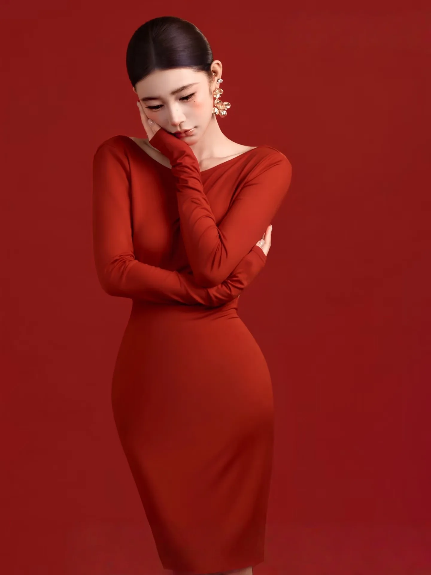 

Элегантное красное китайское длинное платье для женщин: высококачественный костюм для фотосессий и художественных портретов. Новинка.