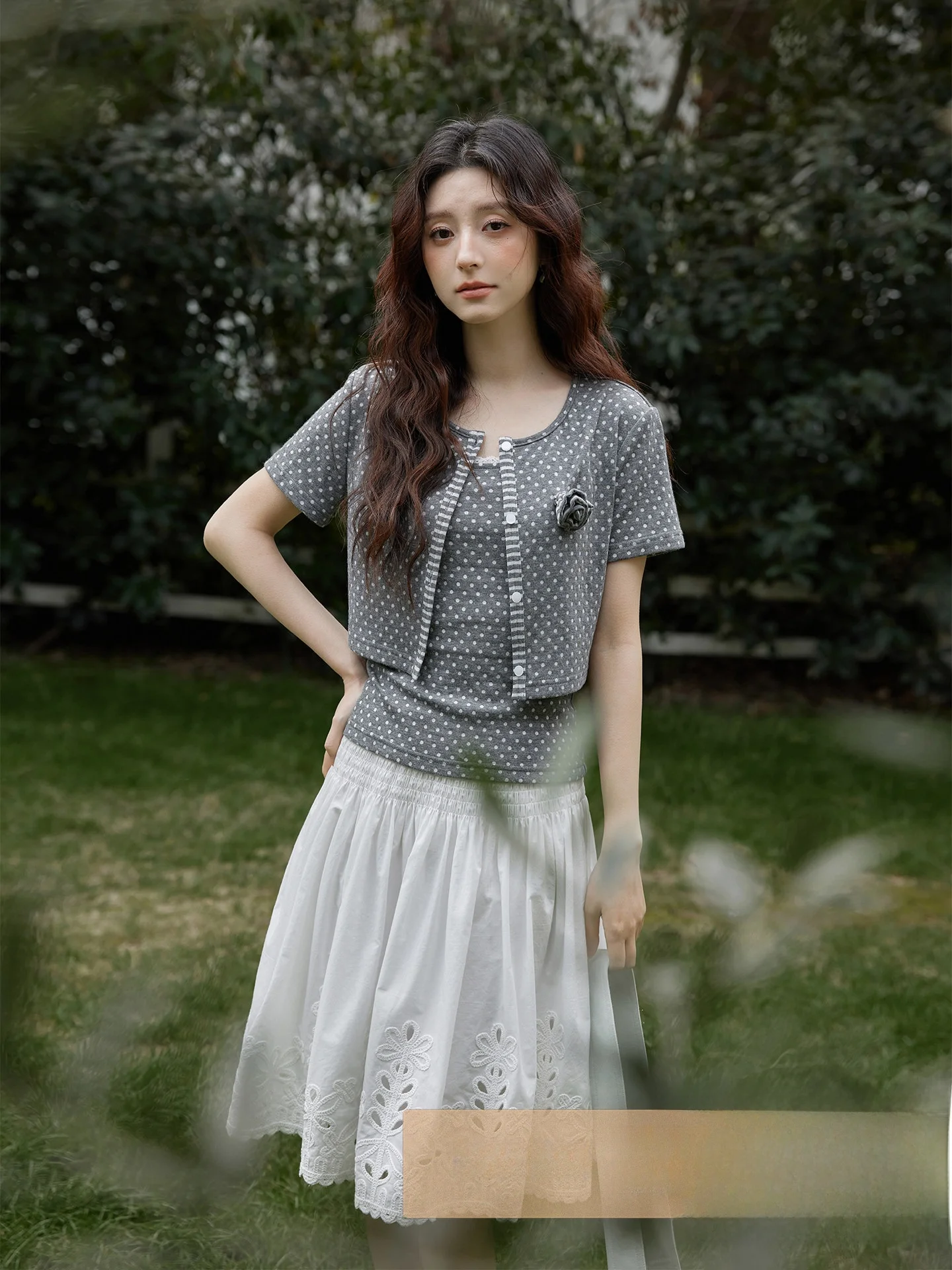 

Стильный летний комплект из двух предметов: серый топ в горошек на бретелях и короткий кардиган с открытыми рукавами, в корейском стиле, для повседневной носки, из смесового хлопка