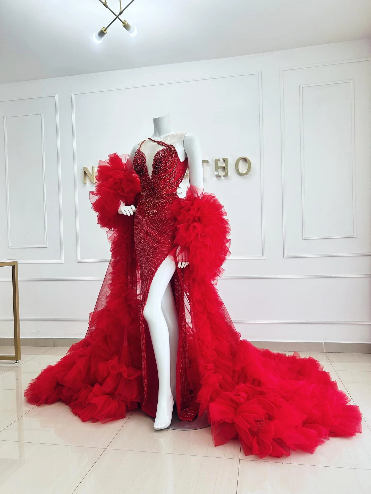 2025年トレンド レッドスパンコール フィッシュテール イブニングガウン コート フォーマル カスタムメイド フリル パーティー ウェディング マキシ オーバーレイ ケープ ロングスリーブ