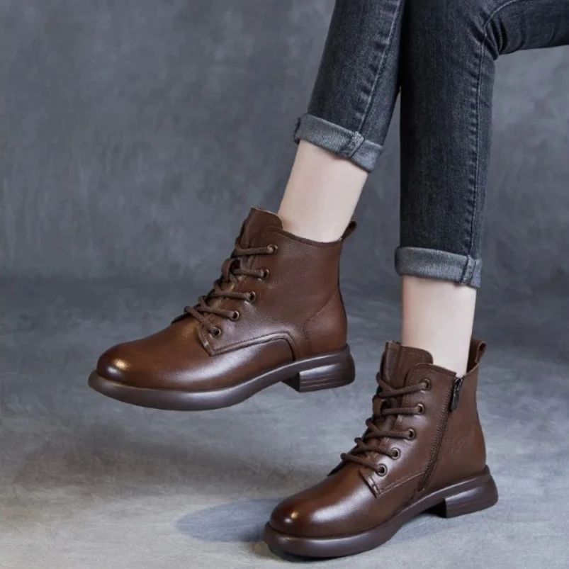 

2025 женские короткие сапоги из натуральной кожи на толстом каблуке, осенне-зимние повседневные ботинки из мягкой кожи в стиле ретро с круглым носком и высоким берцем