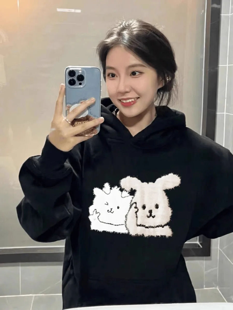 เสื้อฮู้ดพิมพ์ลายการ์ตูนน่ารักสำหรับผู้หญิง ฤดูใบไม้ร่วง ฤดูหนาว 2025 รุ่นใหม่ ทรงโอเวอร์ไซส์ สีดำ สไตล์ลำลอง เสื้อคลุมแบบสวมหัว Y2K เสื้อผ้าสไตล์คาวาอี้
