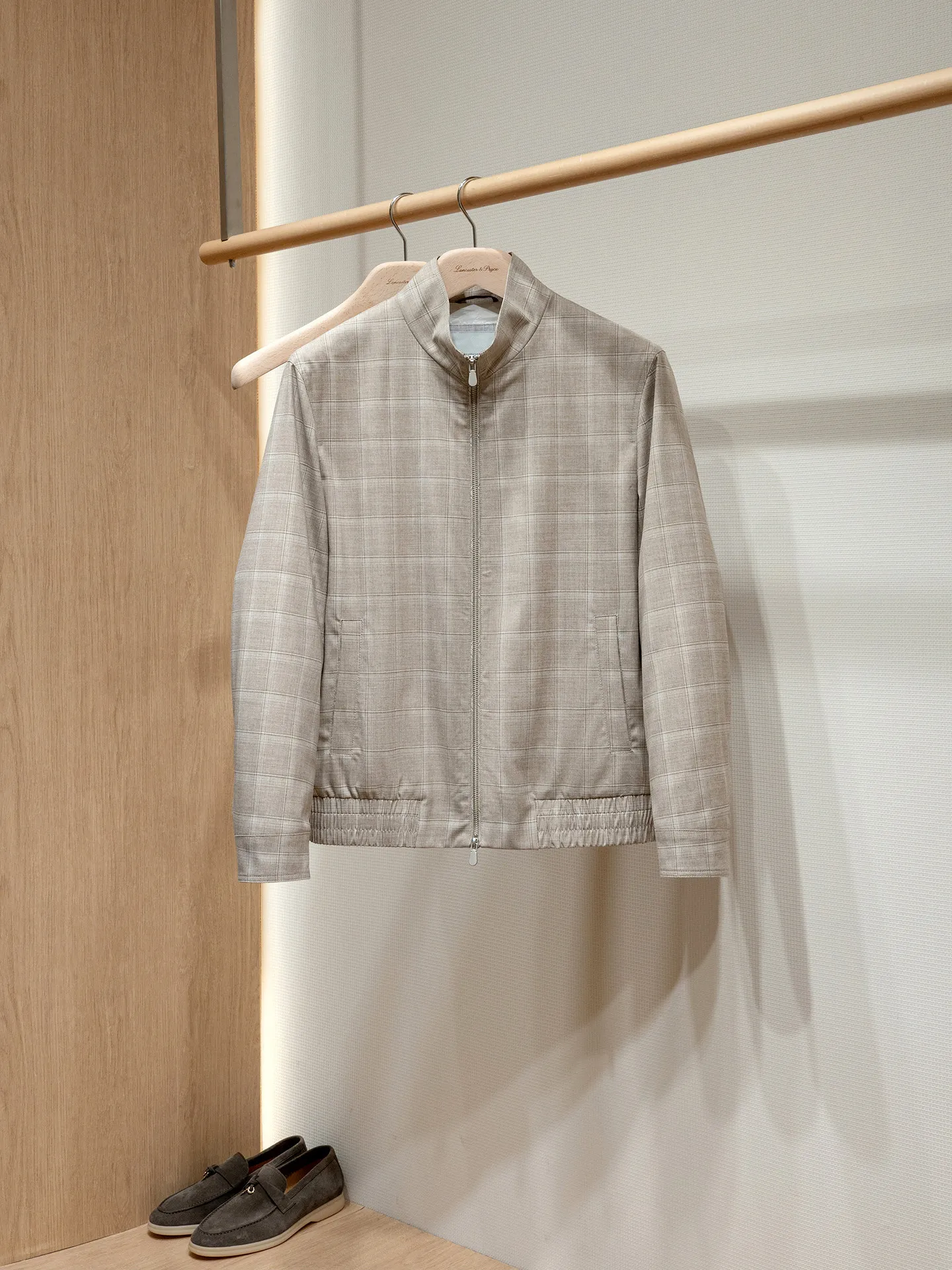 

Шотландская ткань в клетку, мужская повседневная куртка-бомбер в стиле old money.