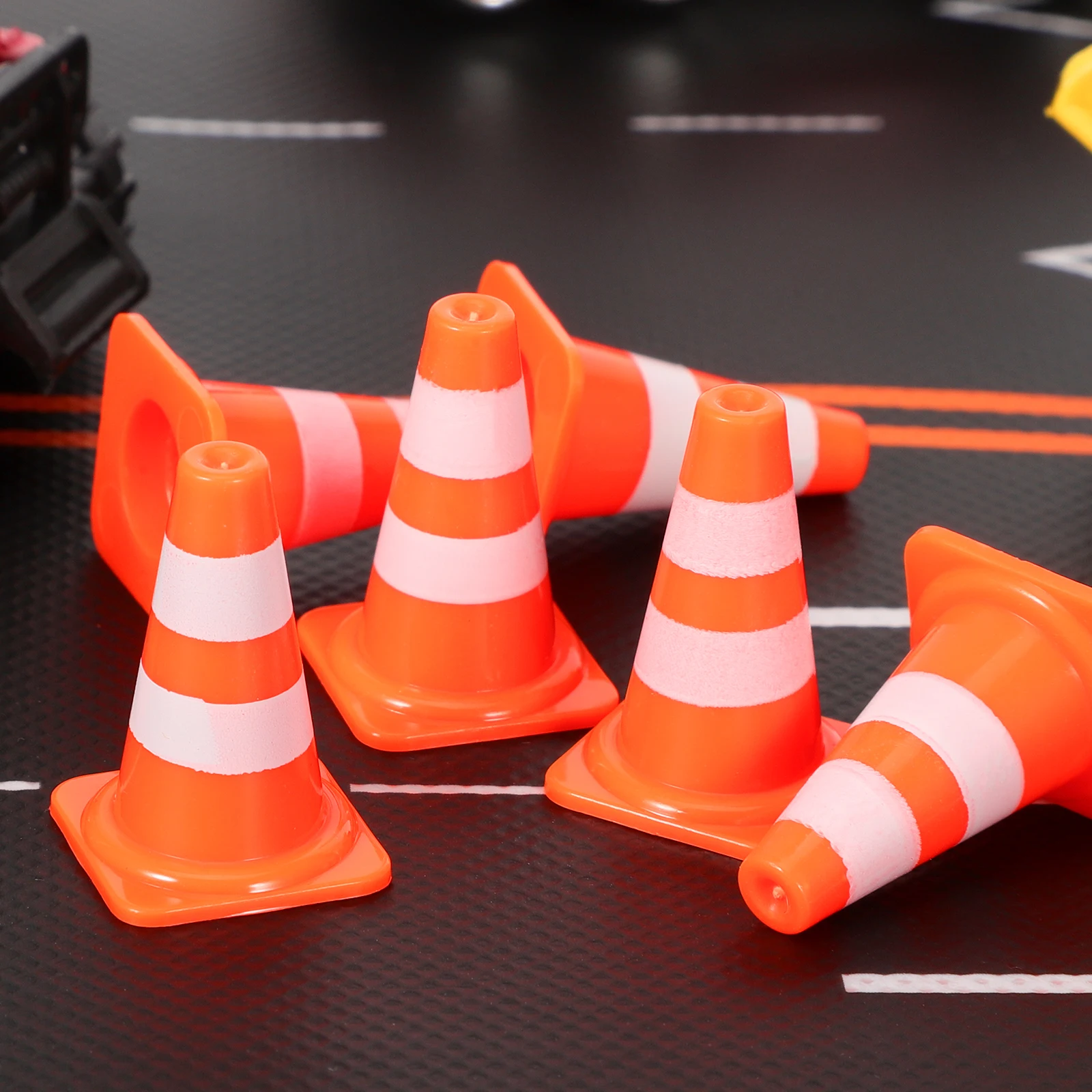 7 pezzi Coni stradali delicati per bambini Scuola materna Insegnamento Segnaletica stradale Giocattoli Parcheggi per auto giocattolo per bambini Coni stradali in miniatura