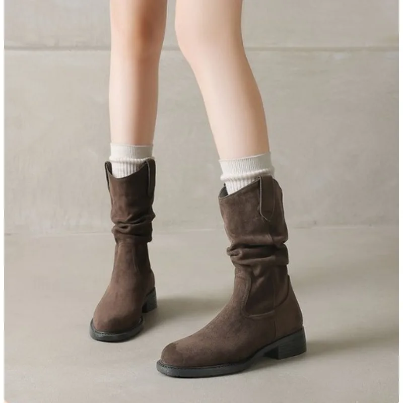 Damen-Stiefeletten aus Kunstwildleder mit flachem Absatz und mittelhoher Schaftweite, zum Überziehen, im Western-Stil mit gerafftem Detail, Retro-Cowgirl-Stiefel für Herbst und Winter. – Detail 6