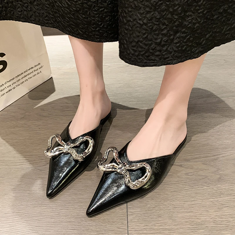 Buty designerskie damskie metalowe Bowknot Mule slajdy moda damska szpiczasty nosek Slip-on sandały luksusowe odkryte płaskie kapcie w kolorze