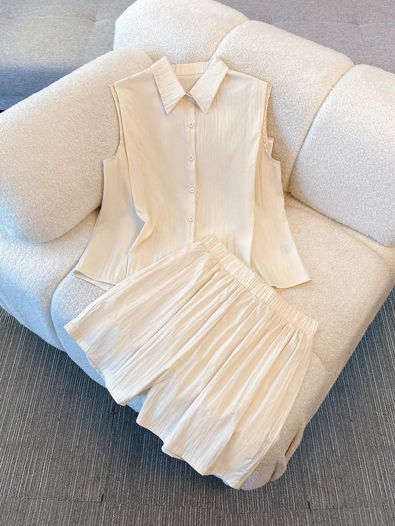 

Nice Fashionable Temperament Polo Neck Small Flying Sleeve Single-breasted Shirt Same Color Shorts Spring And Summer Ladies Two-