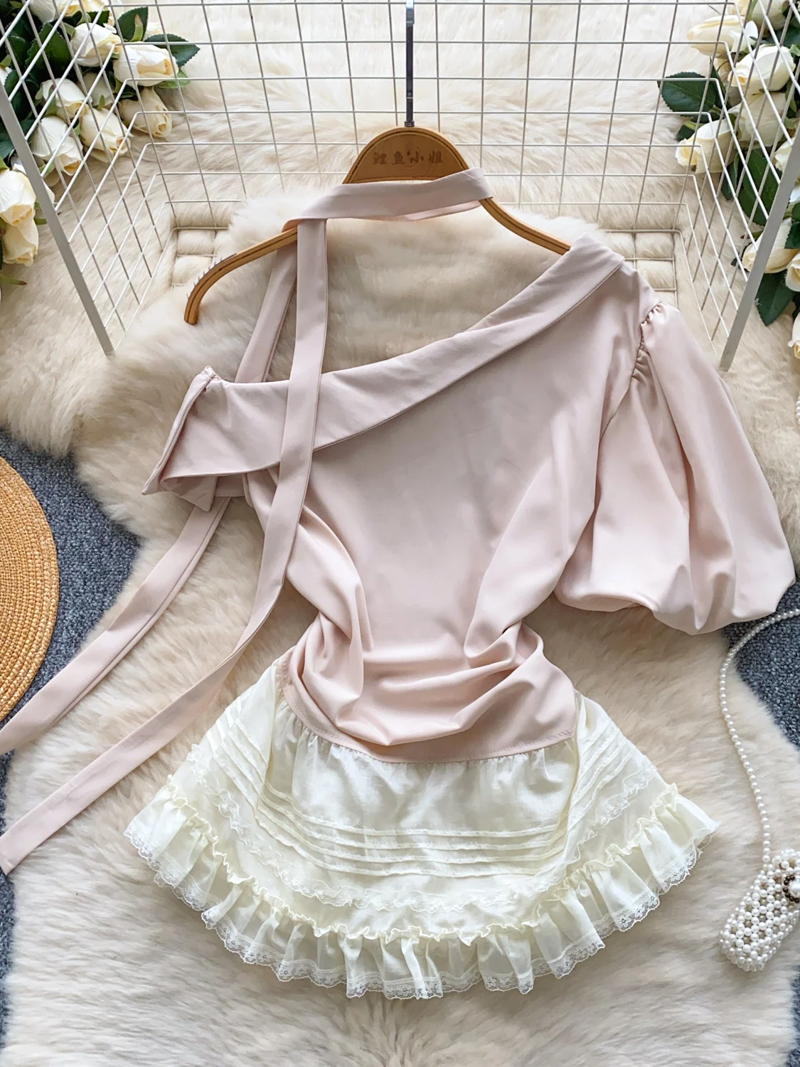 

Wedbleser Slanted Shoulder Bubble Sleeve Shirt Summer Outfit Design Lace Splicing Waist Cinching Ribbon Chic Top Women