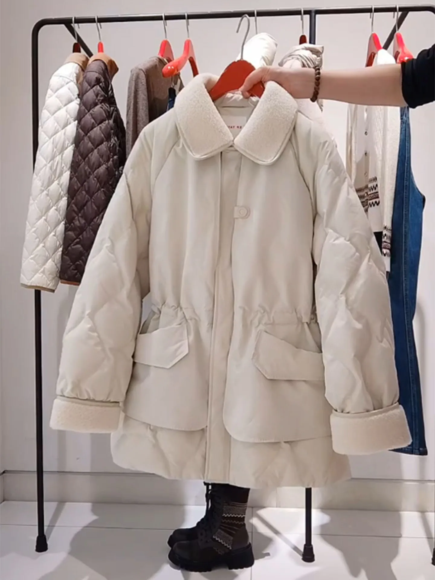 

Ladies Mid-Length Thiened Warm down Jaet with Fur Collar in Beige for Winter Season High Waist Design Commute Sle