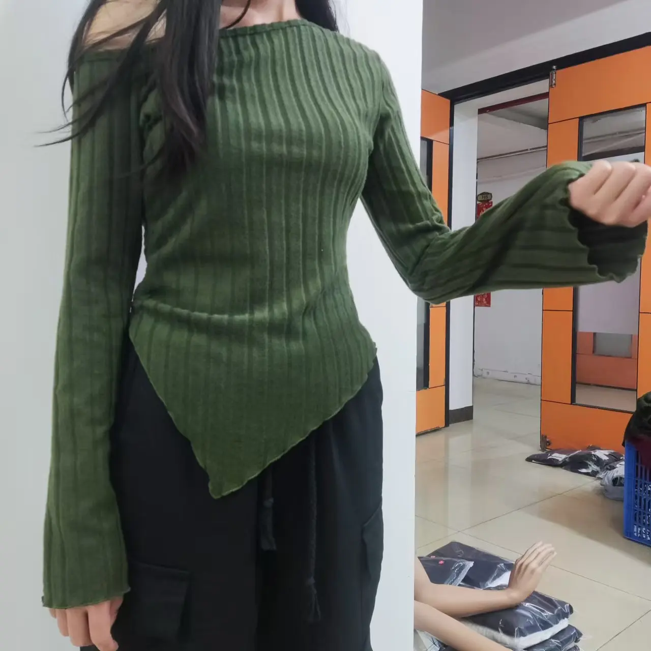 Damen Einfarbiges Schulterfreies Langarm-Shirt mit Asymmetrischem Schnitt, Elegantes Casual Street-Style Top mit Trompetenärmeln – Detail 9