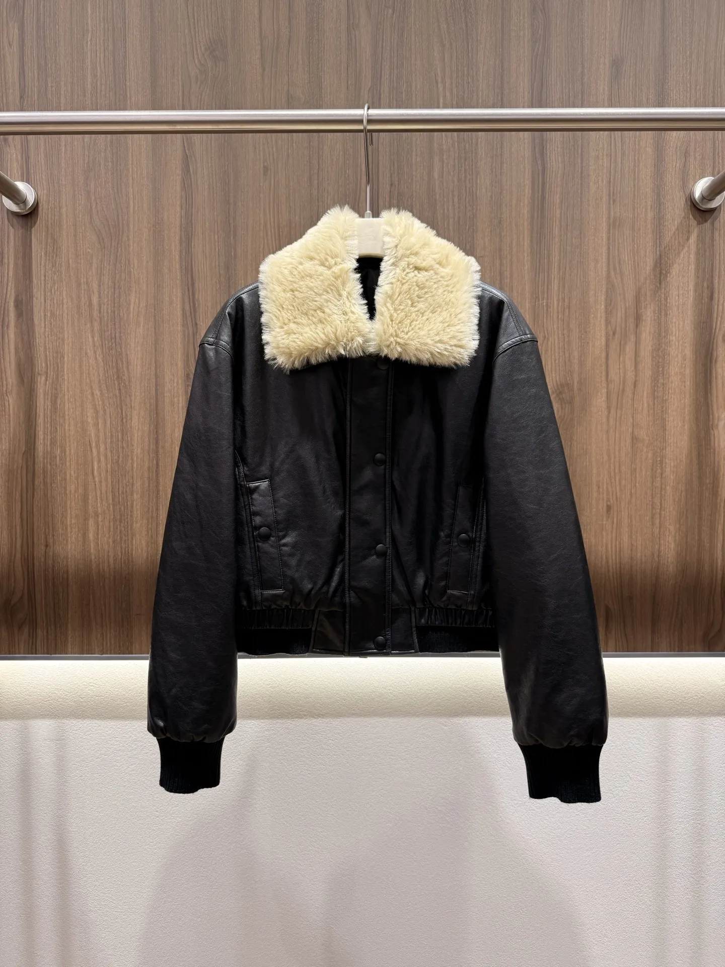 Retro fur collar black short down jacket, 2026 autumn/winter new down filling windproof and warm women's down jacket